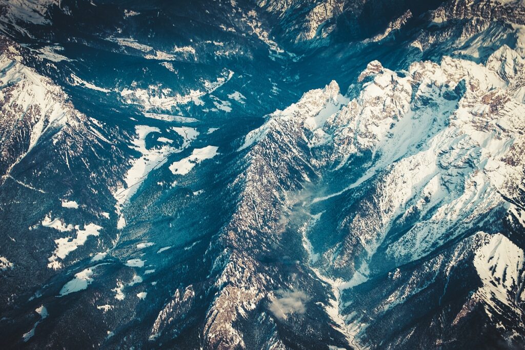 заснеженные горы, вид сверху