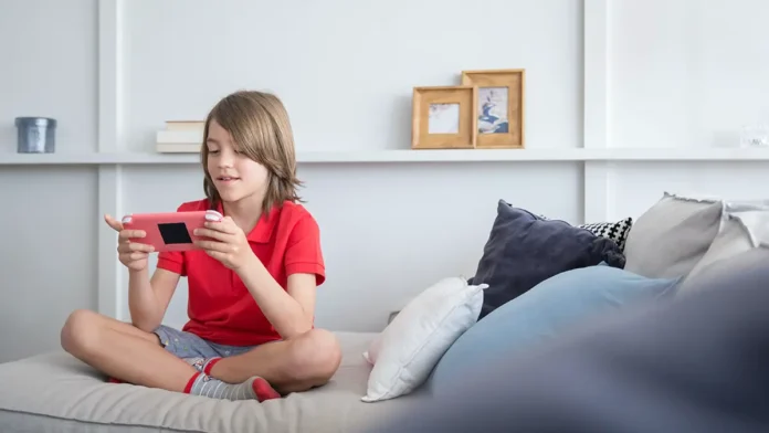 anton nemkin raskryvaet shemy moshennikov pered shkoloj v ramkah zashhity ot atak-pux-su-0