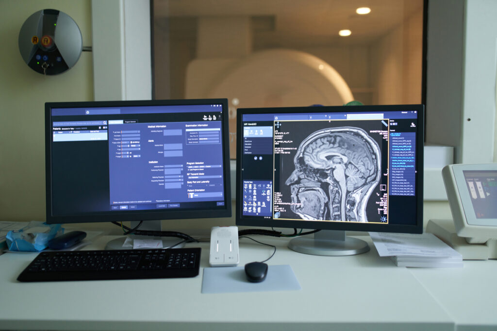 Аппарат магнитно-резонансной томографии из диспетчерской