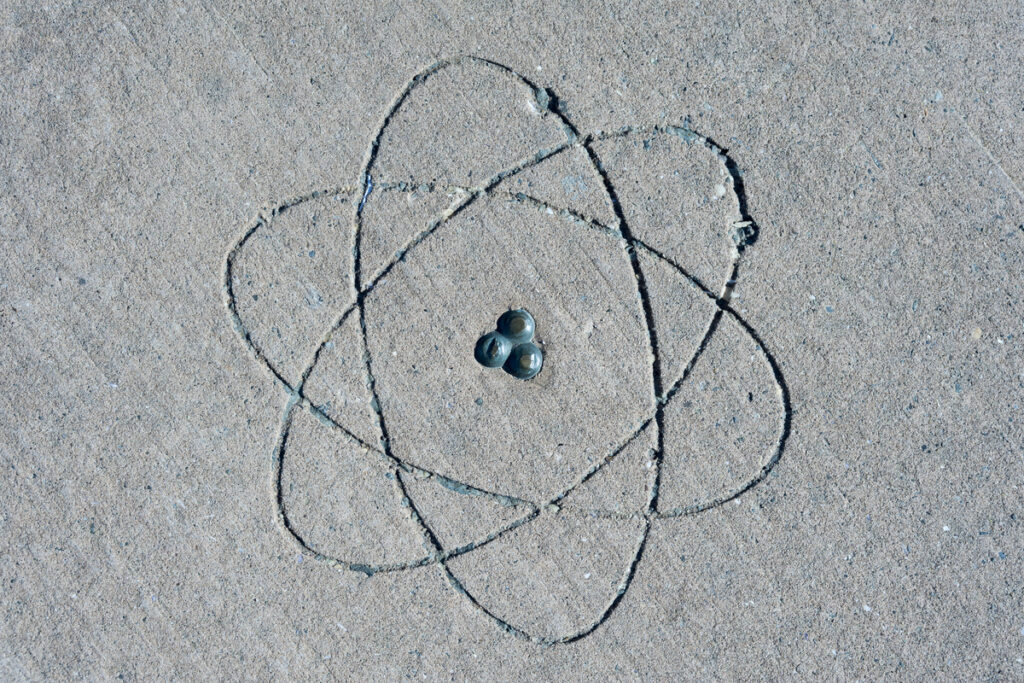 Атомный символ на бетонном полу