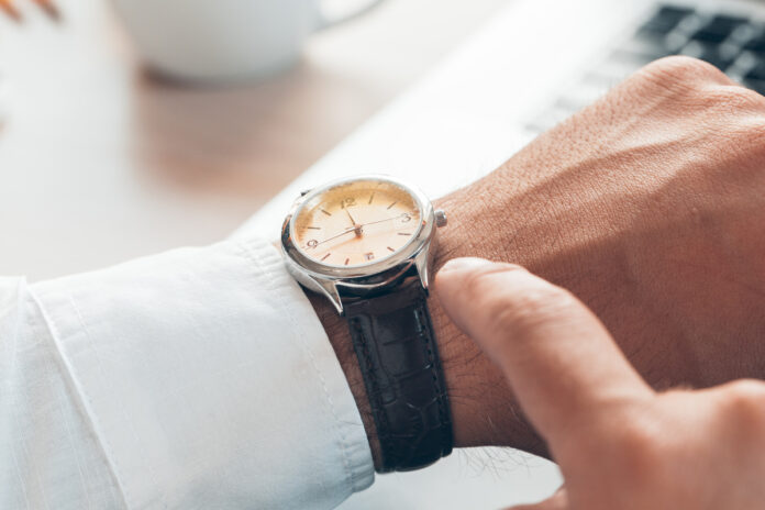 Businessman checking time on his watch close up Часы на мужской руке