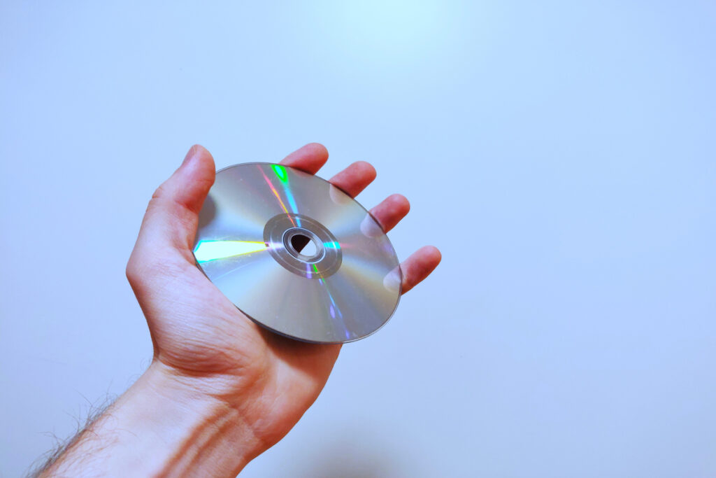 Человек с компакт-диском в руках