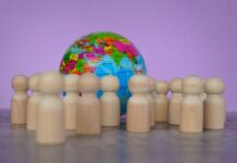 Какие есть серьёзные проблемы у Википедии? Деревянные куклы и земной шар