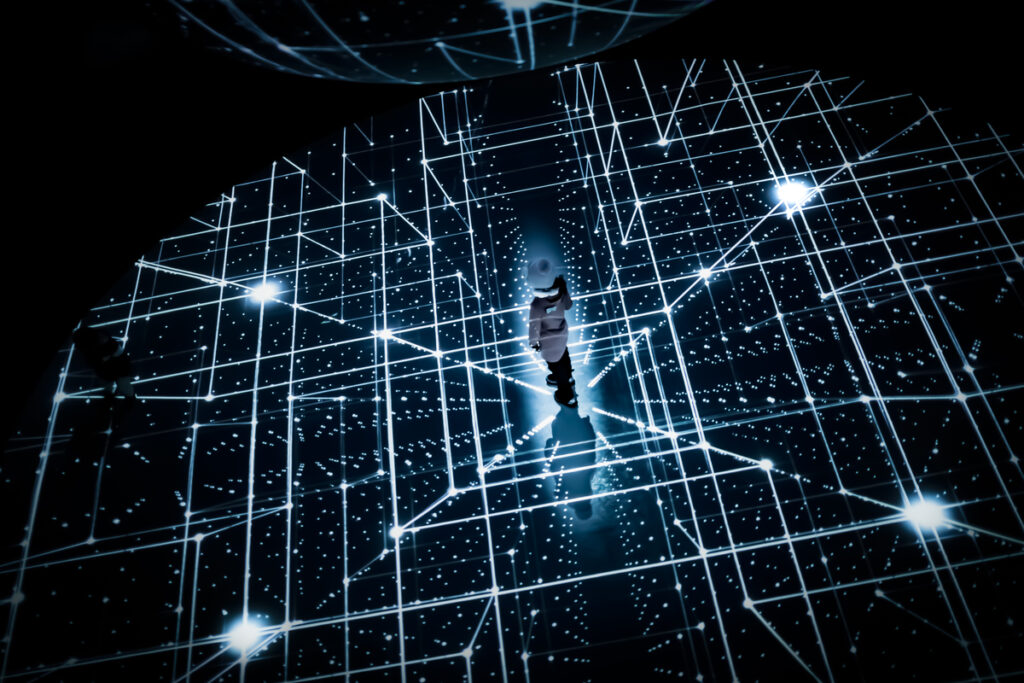Девушка, стоящая на виртуальной сетке
