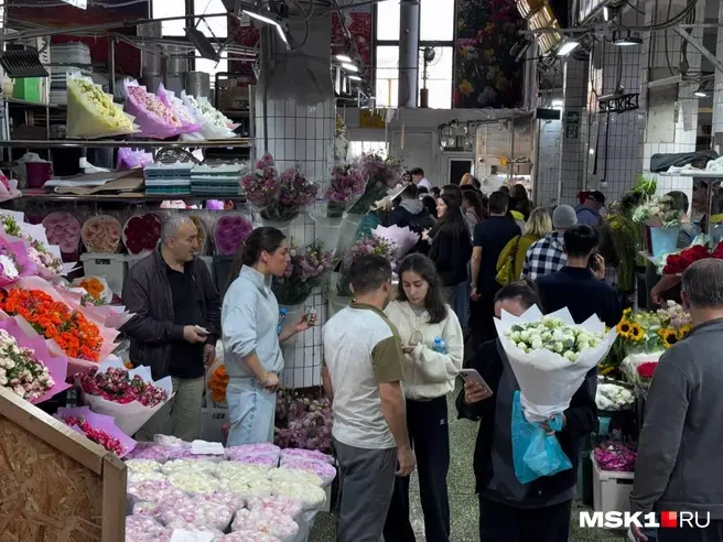 Какие букеты берут родители школьников на Рижском рынке перед 1 сентября и сколько они стоят: репортаж | Источник: Дмитрий Толстошеев / MSK1.RU