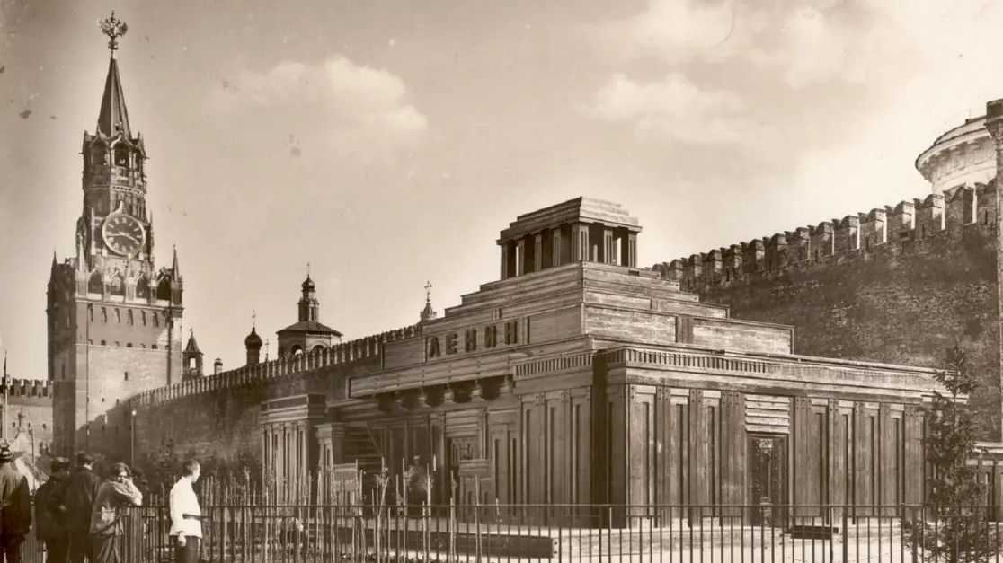 Орел на Спасской башне и второй мавзолей Ленина