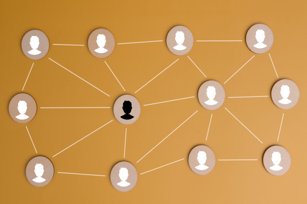 Изображение сети людей на деревянных кубиках