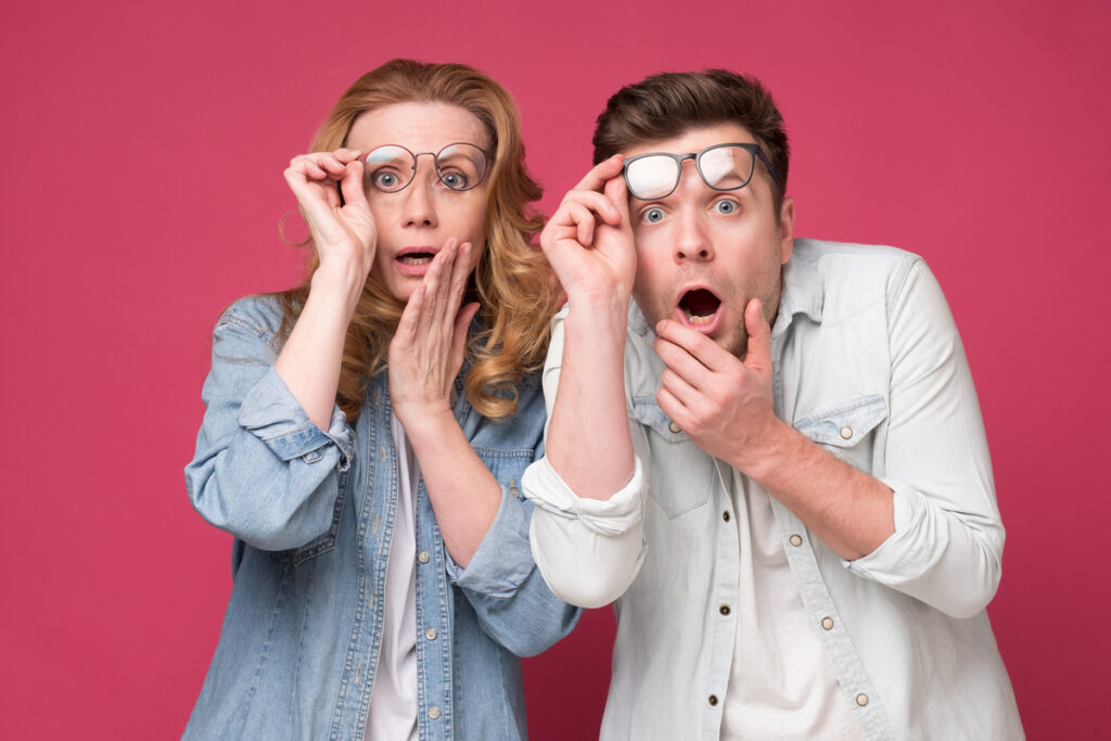 Изумленные мужчина и женщина