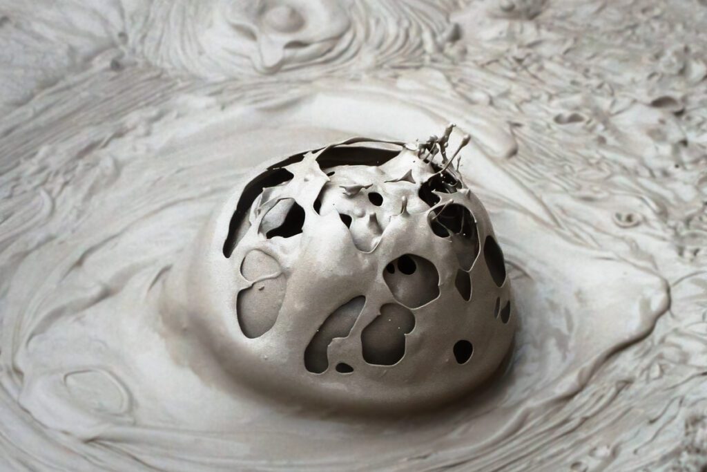 Кипящая грязь на геотермальном объекте