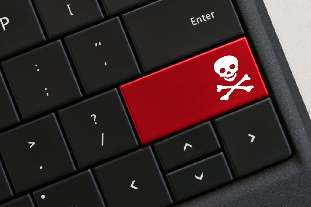 Компьютерная клавиатура с черепом и скрещенными костями