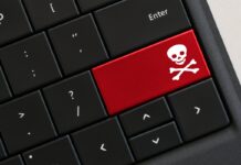 Как и чем могут взломать ваши устройства? Компьютерная клавиатура с черепом и скрещенными костями