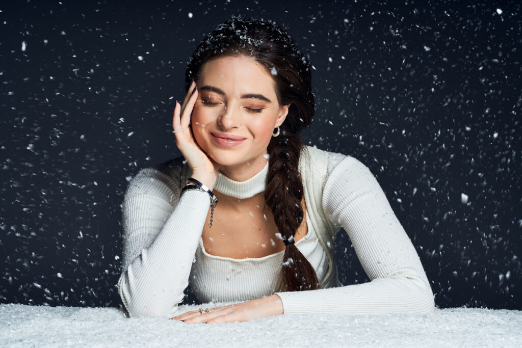 Красивая женщина под падающим снегом