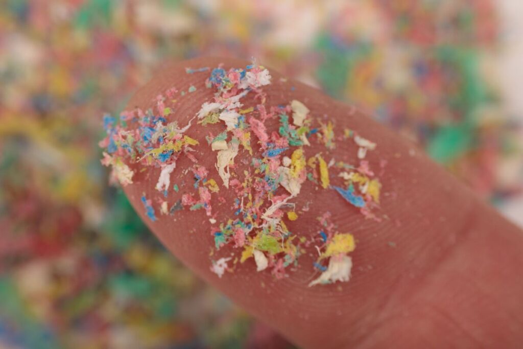 Крупный план пальца со следами микропластика