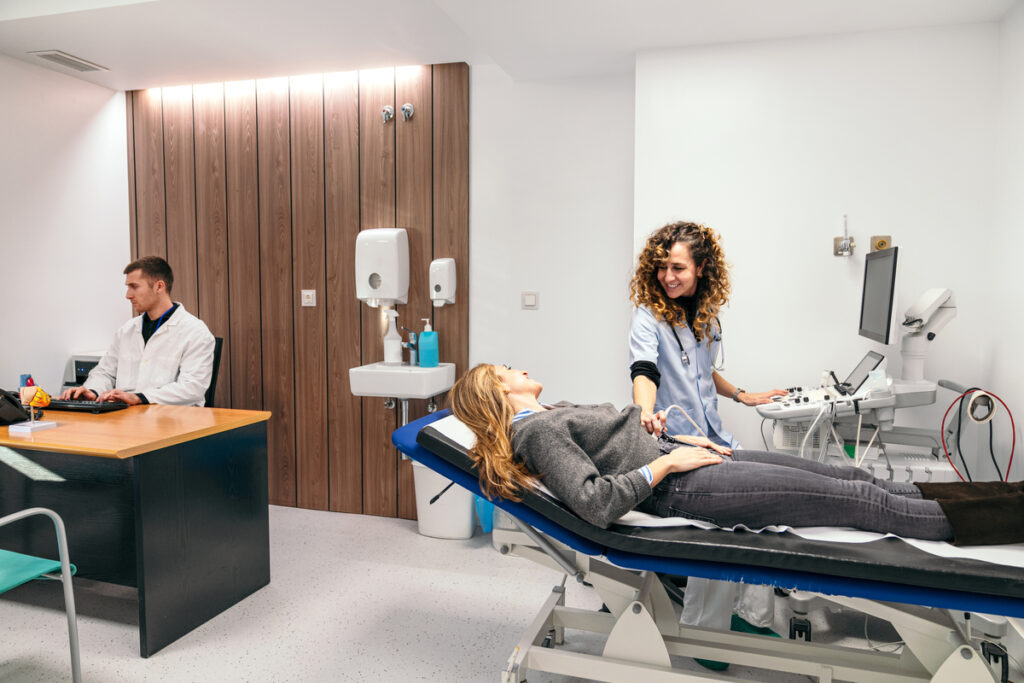 Медицинский работник и пациент