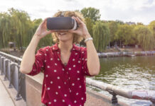 Новые профессии, которые появляются благодаря трендам Молодая женщина, использующая гарнитуру VR