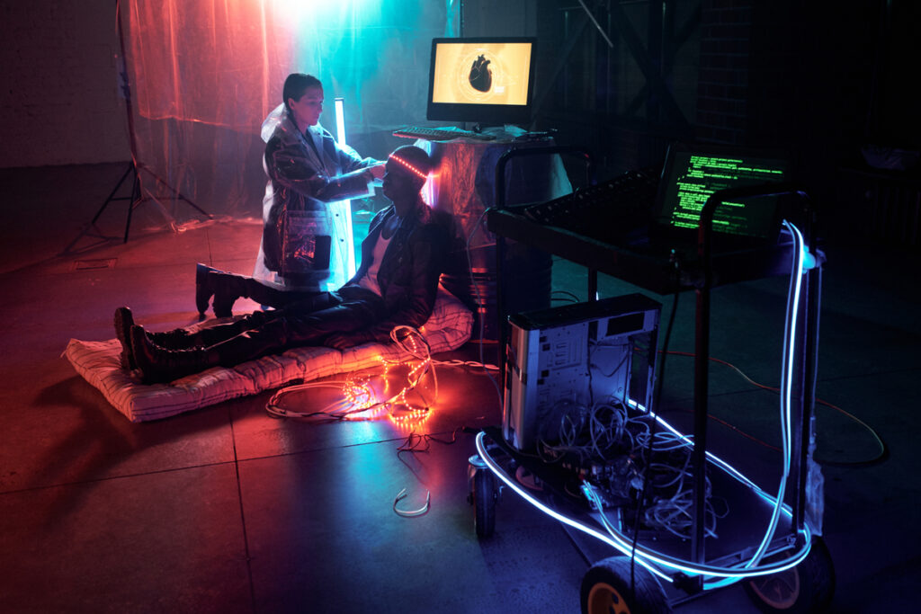 Молодая женщина обхватывает голову мужчины