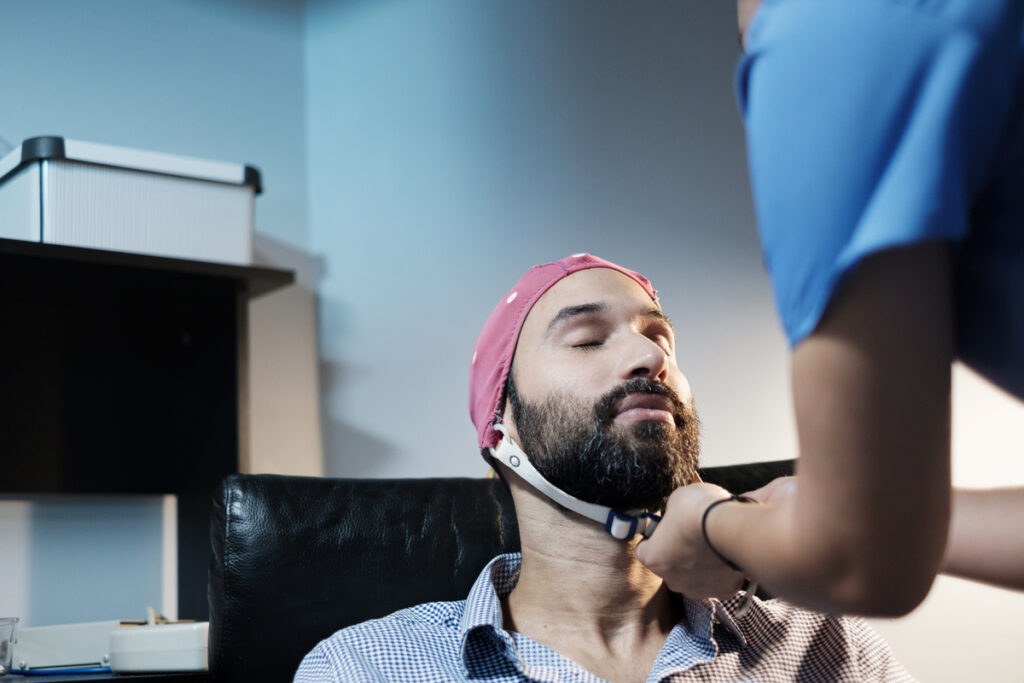 Мужчина с медицинским персоналом