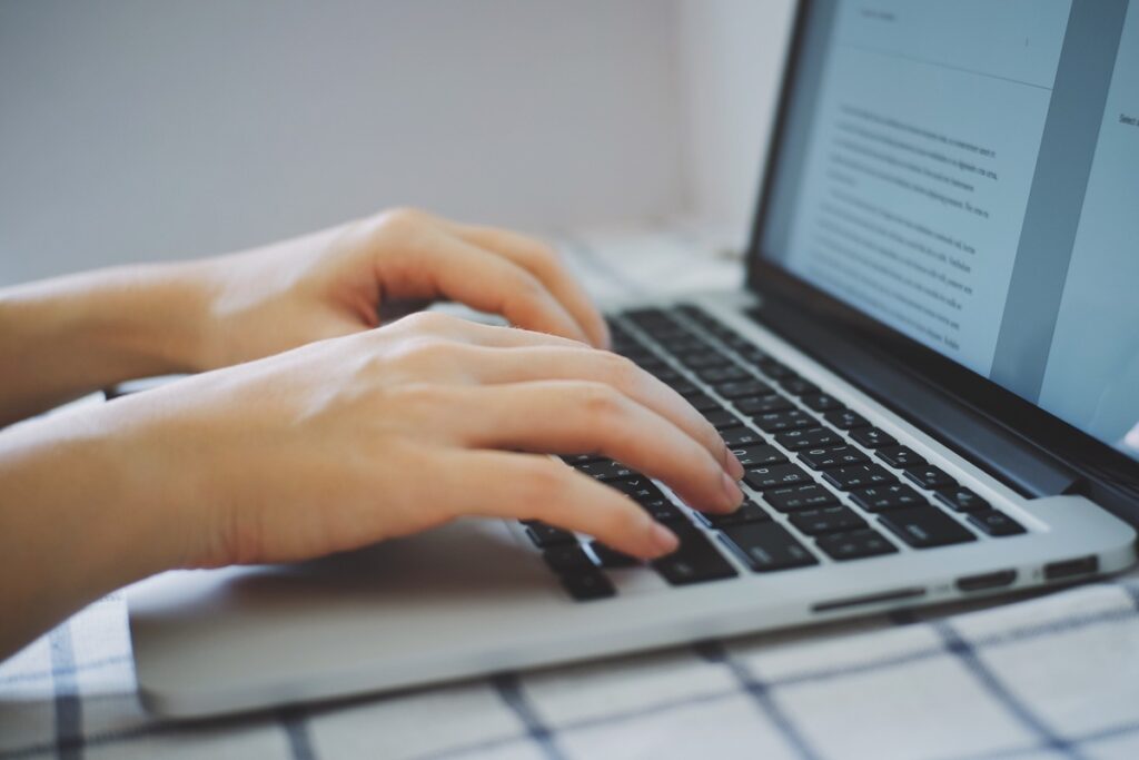 Набор текста на клавиатуре ноутбука