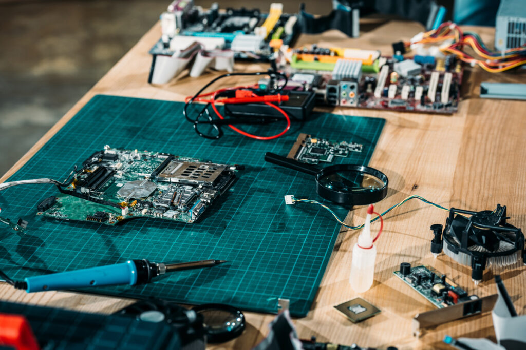 Печатная плата и инженерное оборудование на столе