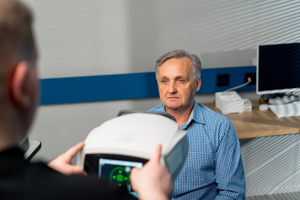 Пожилой пациент на диагностическом тесте