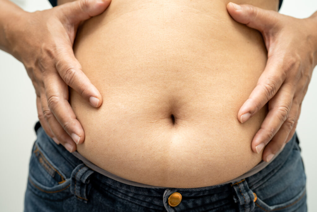 Пупок на животе крупным планом