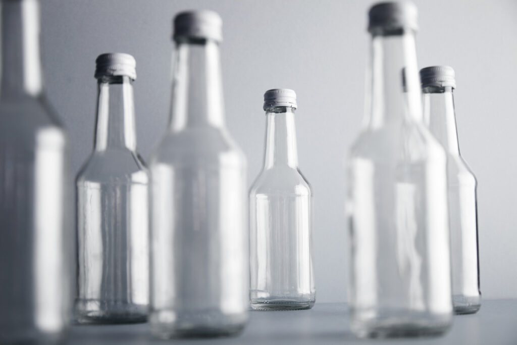 Пустые стеклянные бутылки