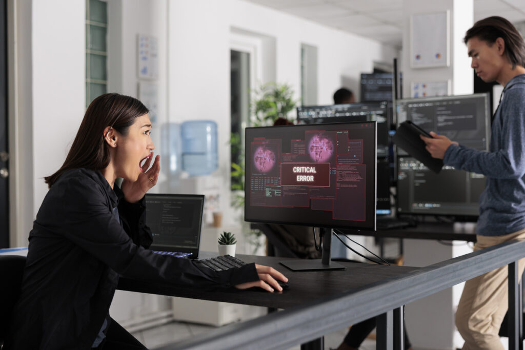 Разработчик программного обеспечения пытается решить проблему взлома