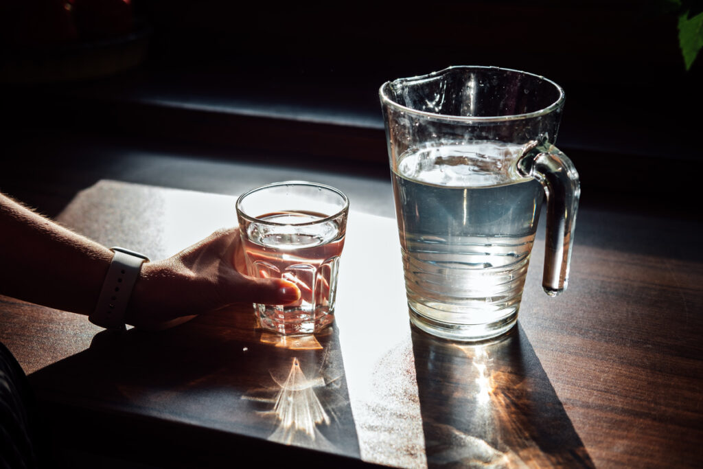 Рука женщины со стаканом воды