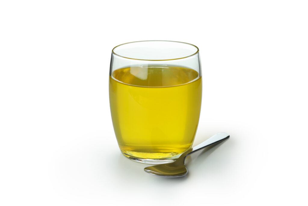Стакан с подсолнечным маслом