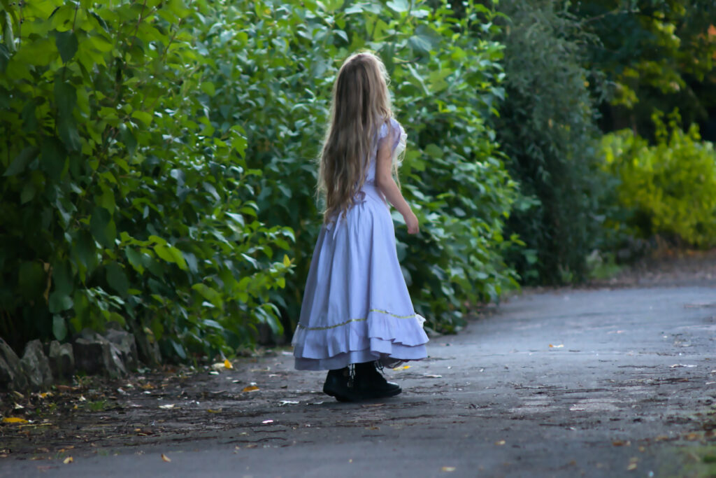 Вид сзади маленькой девочки