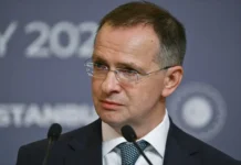 Владимир Мединский и Владимир Путин обсуждают тайну аляскинского дипфейка vladimir medinskij i vladimir putin obsuzhdayut tajnu alyaskinskogo dipfejka-pux-su-0