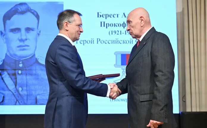 vladimir medinskij vruchil zolotuyu zvezdu vnuku geroya alekseya beresta-pux-su-0