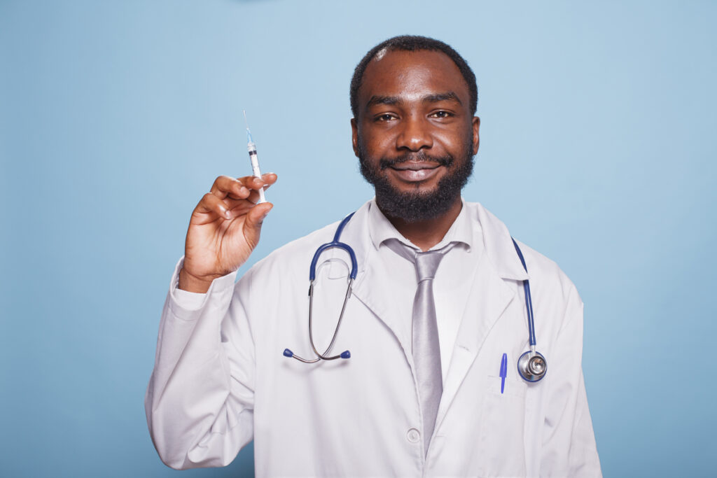 Врач держит шприц