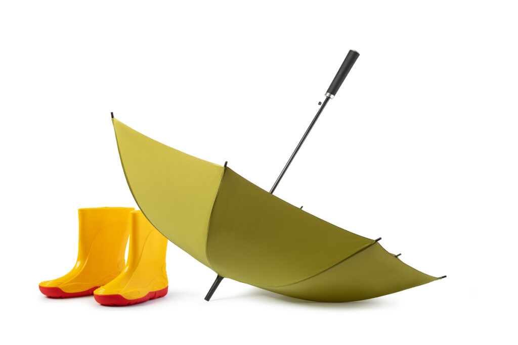 Зеленый зонт и резиновые сапоги