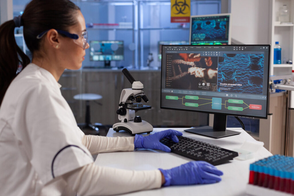 Женщина-биохимик проводит исследование