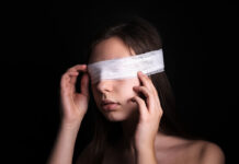 Женщина с завязанными глазами