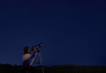 Удивительные открытия о внеземных мирах Женщина смотрит в оптический телескоп