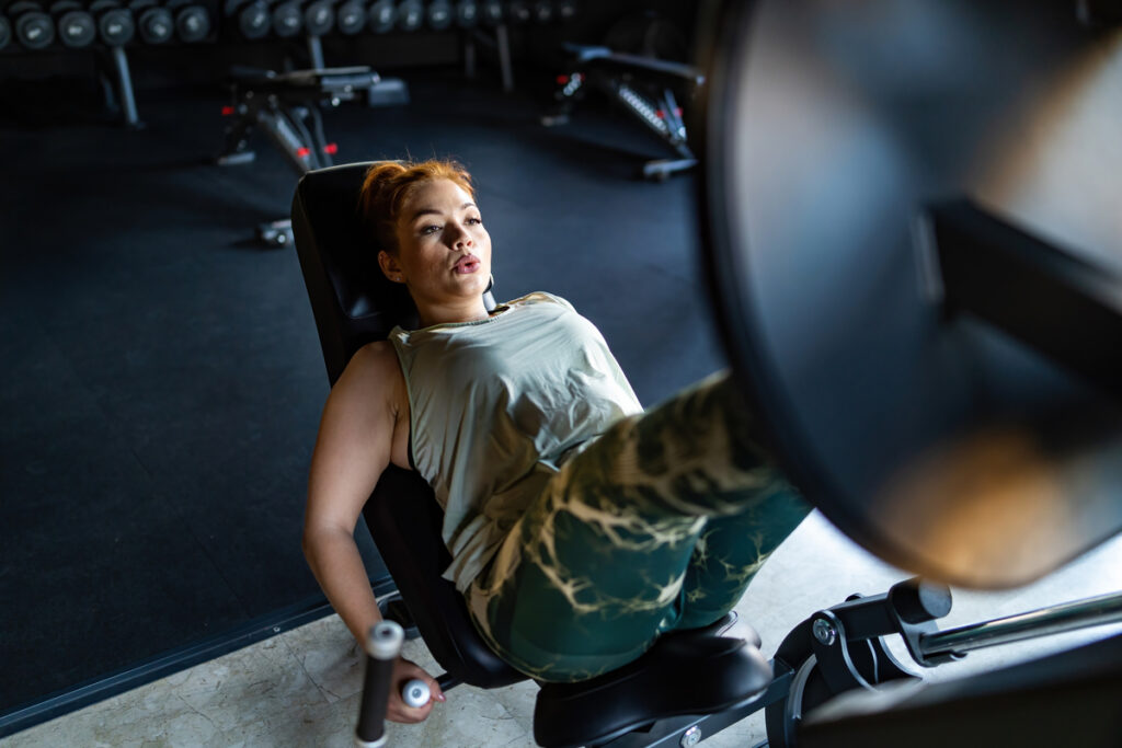 Женщина тренируется в зале