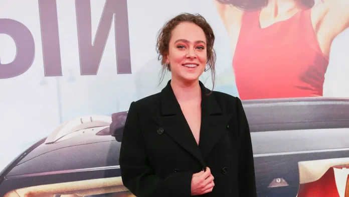 aglaya tarasova i advokat aleksandr bojkov obsuzhdayut zarabotok aktrisy-pux-su-0