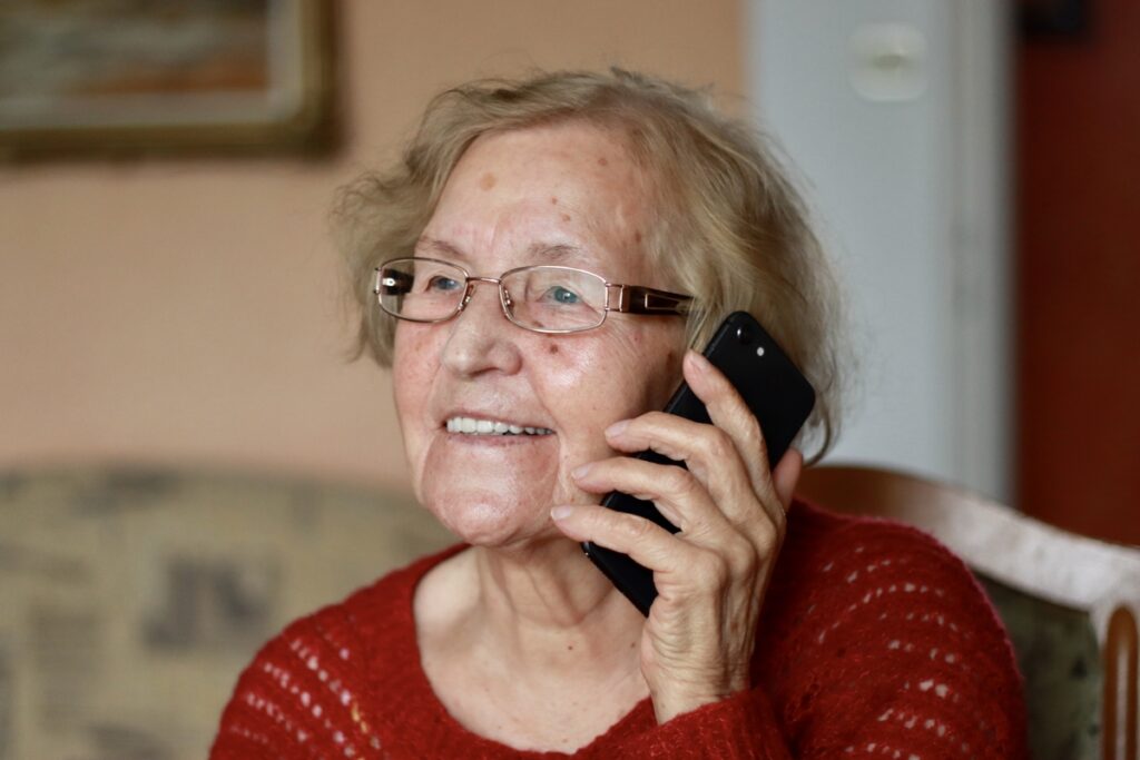 Бабушка говорит по телефону