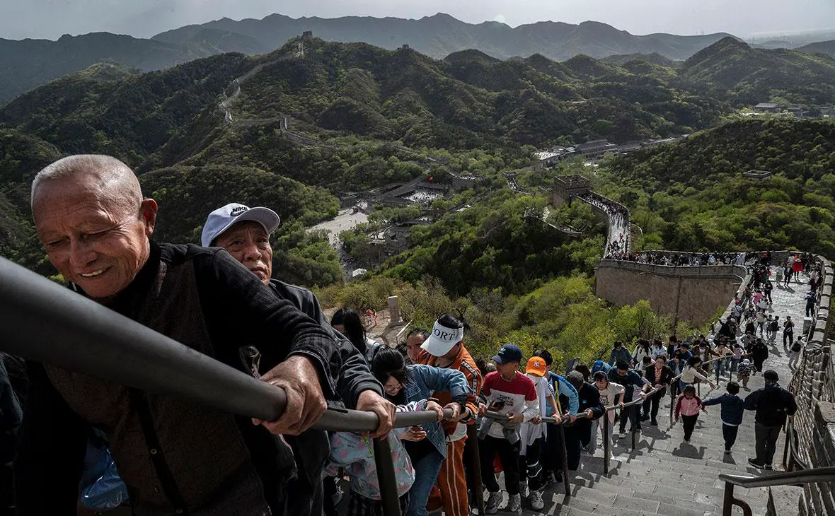 Посетители поднимаются по лестнице на Великую Китайскую стену, Пекин, Китай (Kevin Frayer / Getty Images)