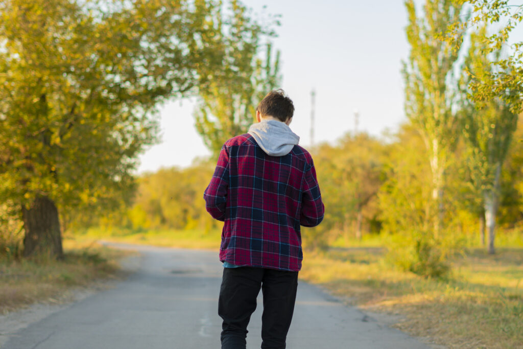 Человек гуляет на свежем воздухе
