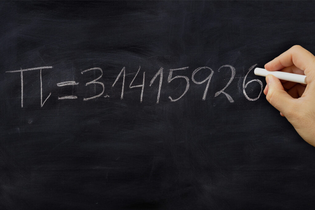 Число пи пишут мелом на школьной доске