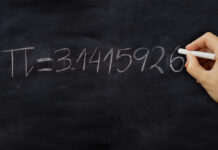 Новая формула числа π: прорыв, расширяющий границы Число пи пишут мелом на школьной доске