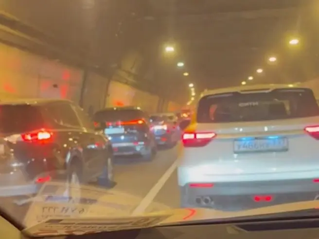 «Все стоит, кошмар. Дым валит». В тоннеле на северо-западе Москвы вспыхнул грузовик: видео | Источник: Хорошево-Мневники 24/7 СЗАО / T.me