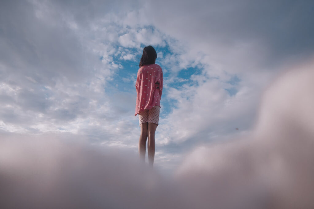 Девушка на фоне облаков