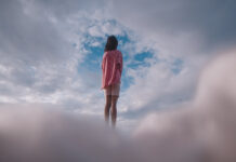 Ваши сны могут быть тренировкой для реальной жизни Девушка на фоне облаков