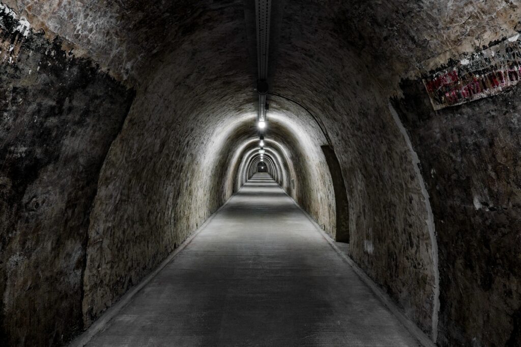 Длинный подземный туннель