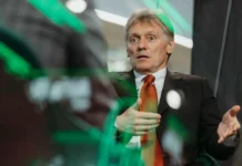 dmitrij peskov otvetil na ugrozy sikorskogo otmetiv diplomaticheskuyu napryazhennost-pux-su-0