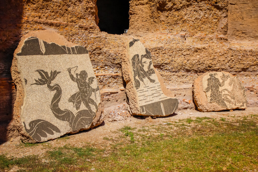 Древние рисунки на руинах